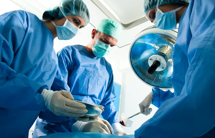 Médicos durante um procedimento cirúrgico
