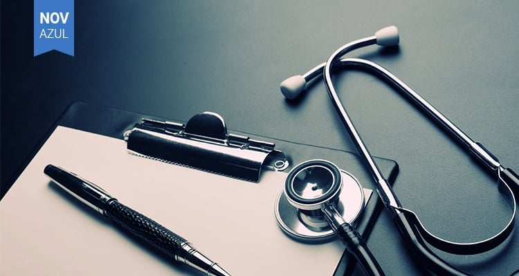 Estetoscópio sobre uma prancheta com papéis e uma caneta