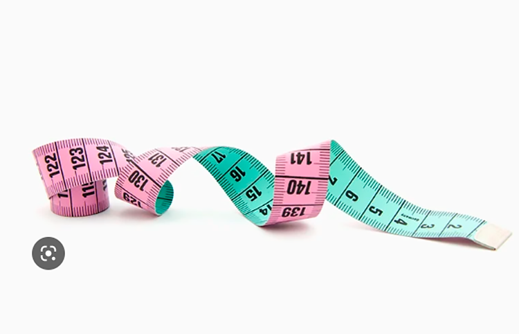 Fundo branco com fita métrica rosa e azul com números pretos retorcida sendo mostrada parcialmente representando o tamanho de um pênis diminuindo