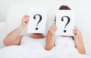 Cuánto cuesta una prótesis de pene: hombre y mujer acostados en la cama