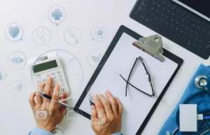 Precio de la Prótesis de Pene: médico em uma mesa com uma prancheta e uma calculadora ao lado.