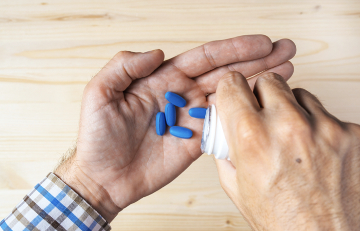 Qué hacer cuando el sildenafilo y tadalafilo no funcionan: hombre con pastillas azules en la mano.