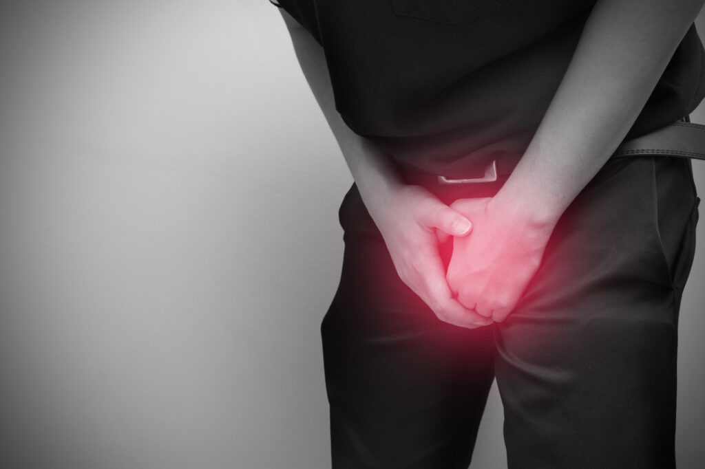 imagem um homem com dor na região íntima.