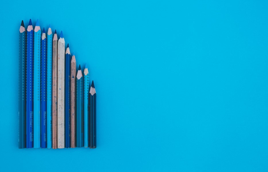 Lápis de diferentes cores enfileirados de acordo com o tamanho