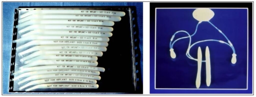 A imagem da direita mostra o primeiro cilindro da prótese peniana inflável. Ele é esbranquiçado e está sobre fundo preto. A segunda imagem mostra o conjunto de reservatório, bombinha e cilindro sobre fundo azul. 