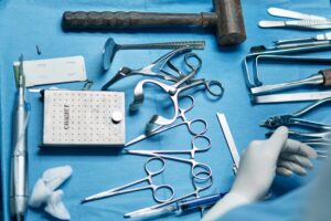 Quanto custa uma cirurgia para doença de Peyronie: equipamentos médicos sob uma superfície azul