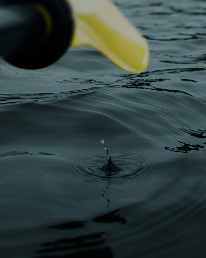 Oceano com gota caindo de uma pá de caiaque simbolizando o soro fisiológico do reservatoório da prótese inflável de 3 volumes