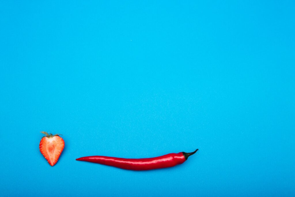 Fundo azul com pimenta representando pênis fino com sensibilidade no pênis