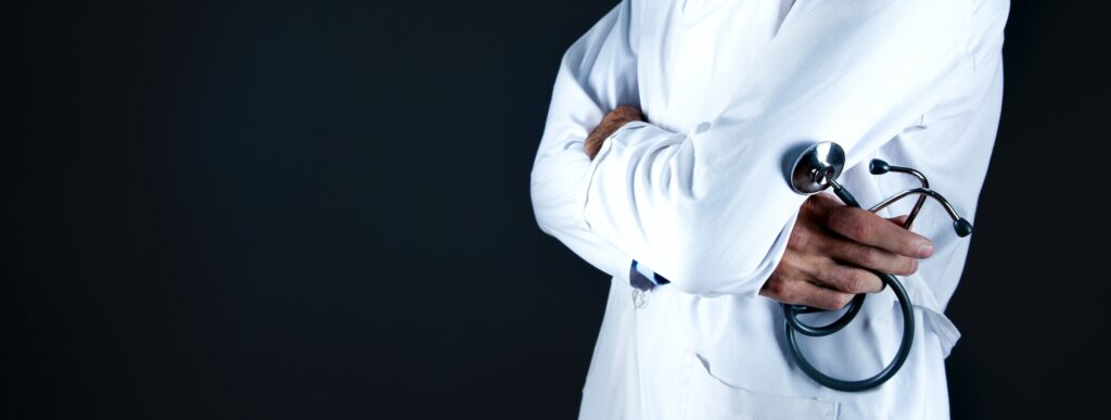 Conversa com fundo preto com médico de jaleco branco e equipamentos à direita simbolizando conversa com urologista sobre alprostadil efeitos colaterais