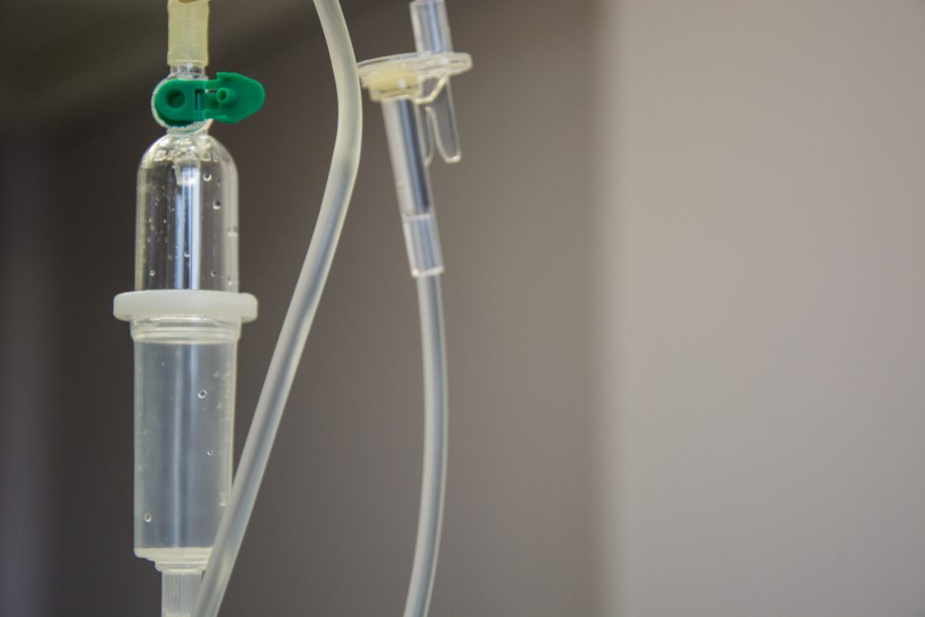 Imagem de hospital com parede branca ao fundo e sonda à esquerda mostrando tratamento para quimioterapia causa impotência