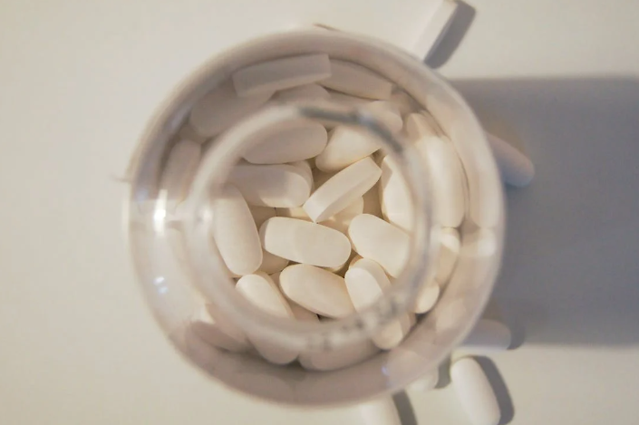 Escitalopram e disfunção erétil: pote de remédios aberto.