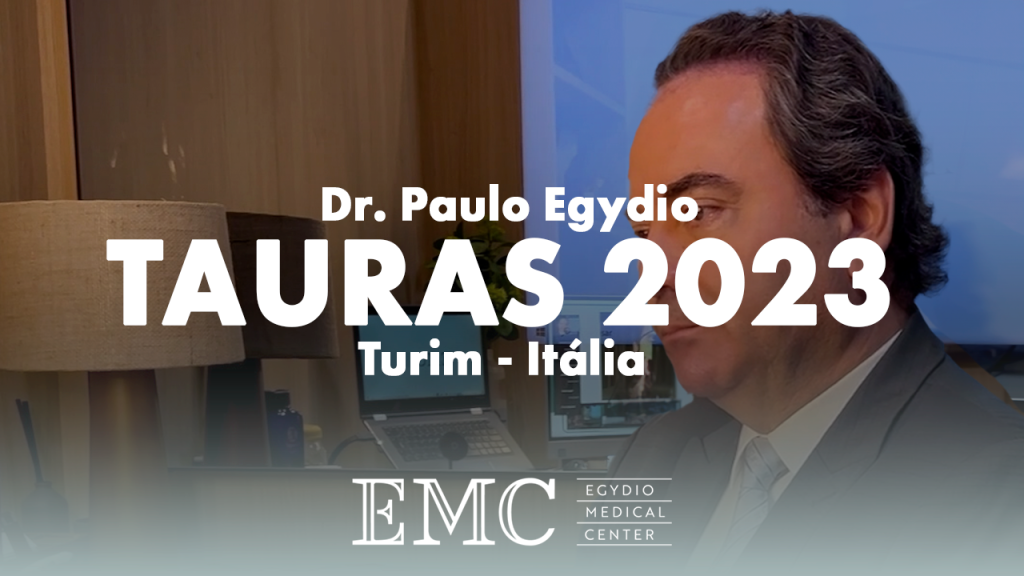 Fundo com o Dr. Paulo Egydio em seu consultório, vestindo um jaleco branco, e à frente, um letreiro escrito Tauras 2023 Turim - Itália