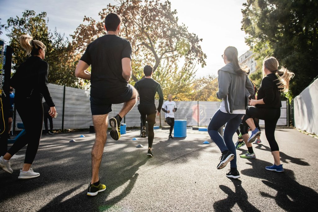 personas practicando actividad física al aire libre para estimular los niveles de testosterona en el cuerpo