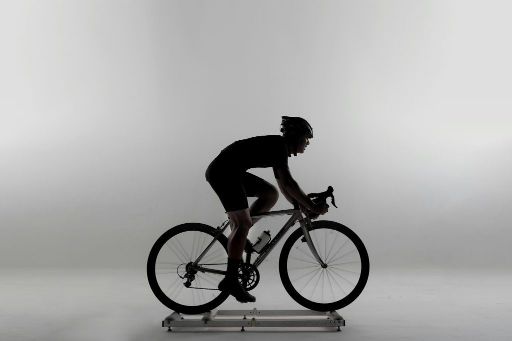 Ciclista profissional pedala sozinho. Texto pretende explicar se andar bicicleta pode causar impotência