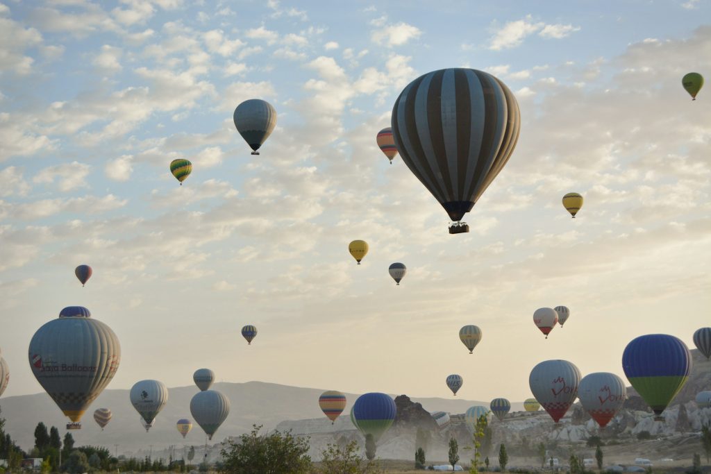 Globos aerostáticos en el cielo ilustran el aumento del tamaño de la próstata causado por la HPB para hablar sobre las enfermedades de próstata
