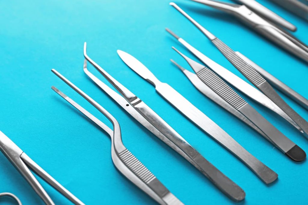 utensílios para cirurgia sobre mesa cirúrgica