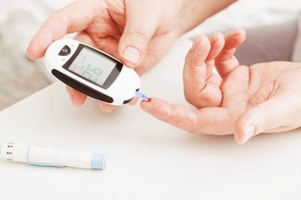 pessoa medindo o nível de diabetes com aparelho medidor de glicose.