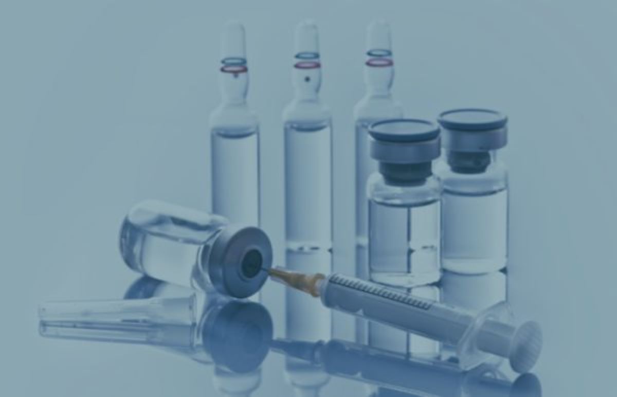 ampollas de hormona y una jeringa