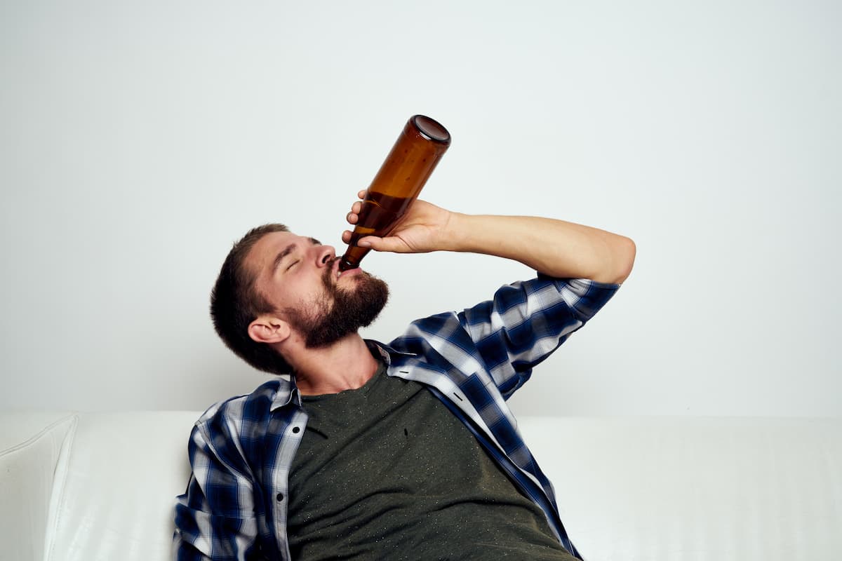 joven bebiendo cerveza simboliza riesgo del tadalafilo en jóvenes
