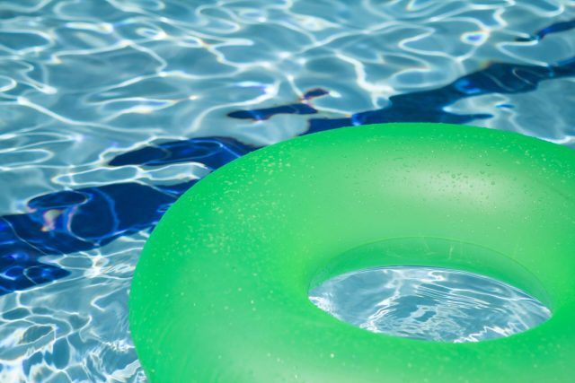 Como inflar e desinflar a prótese peniana: boia verde na piscina.