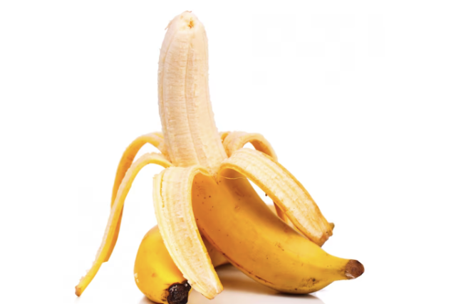 imagem representativa de uma banana com casca até o meio. A banana está representando a firmeza do pênis após prótese maleável