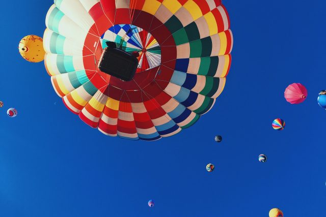 Céu azul bom balões coloridos vistos de baixo representando o que acontece quando o homem não levanta