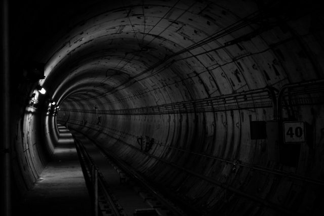 A imagem mostra um túnel em tons de cinza e representa o que é fibrose peniana