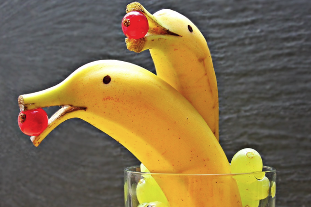 Prótese Peniana Semi Rígida: imagem representativa de uma prótese peniana semirrigida que é representada por duas bananas curvadas em forma de golfinho
